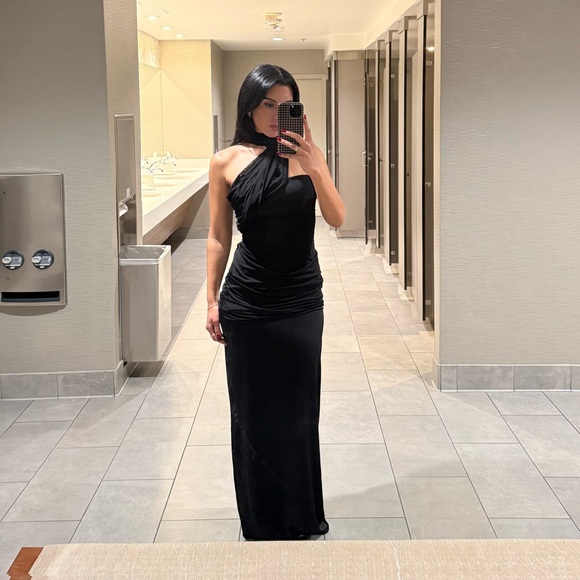 Elegant Black Evening Gown - Picture 5 of 5
